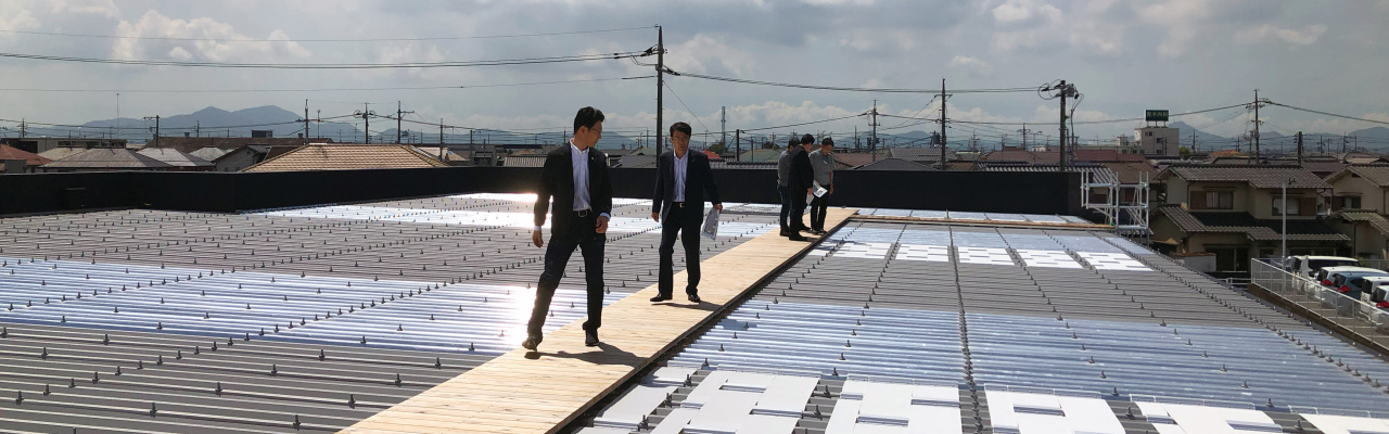 屋上でのプロジェクト風景